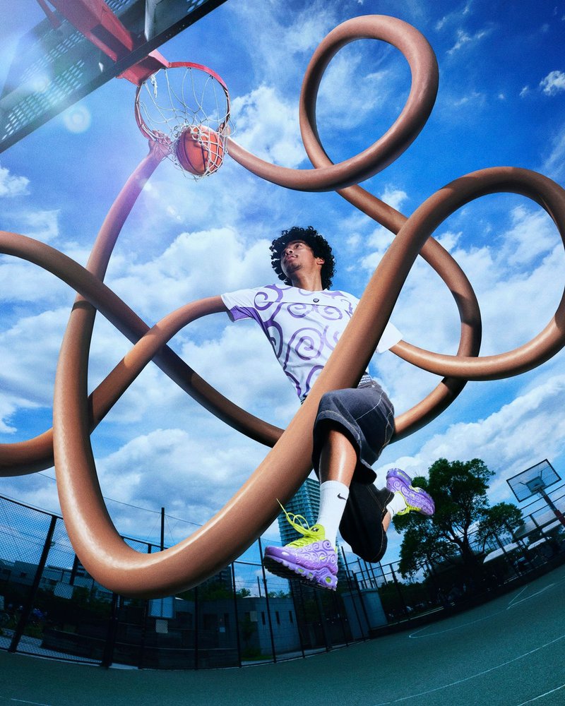 Campagne Nike x One Piece : Air Max Plus Gomu Gomu no Mi portée sur un terrain de basket entouré de bras élastiques